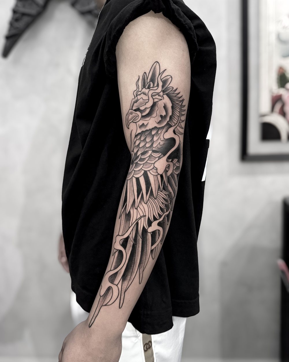 Tatuagem Gavião-Real em blackwork de influência oriental