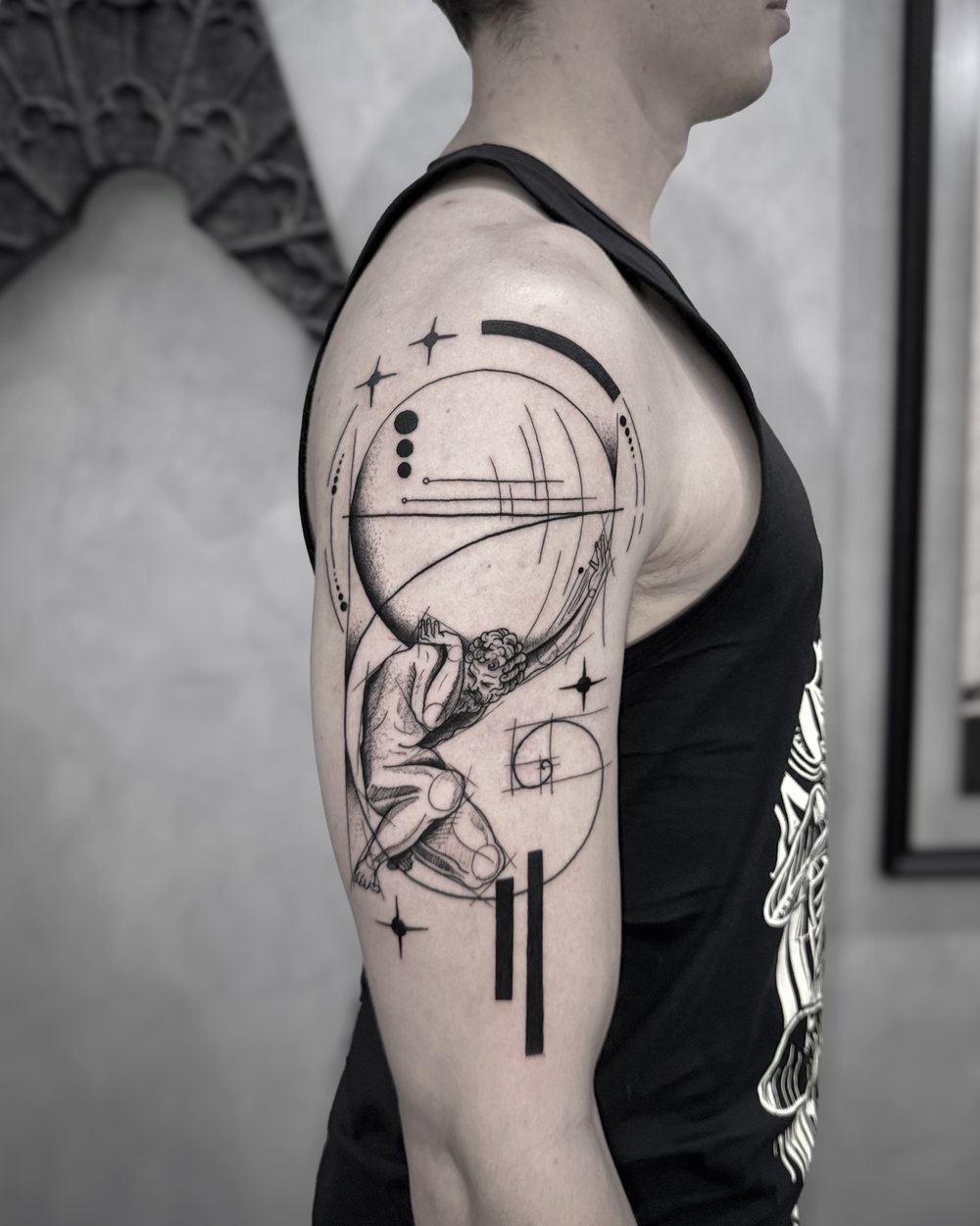 Tatuagem O Mito de Sísifo em fineline geométrico