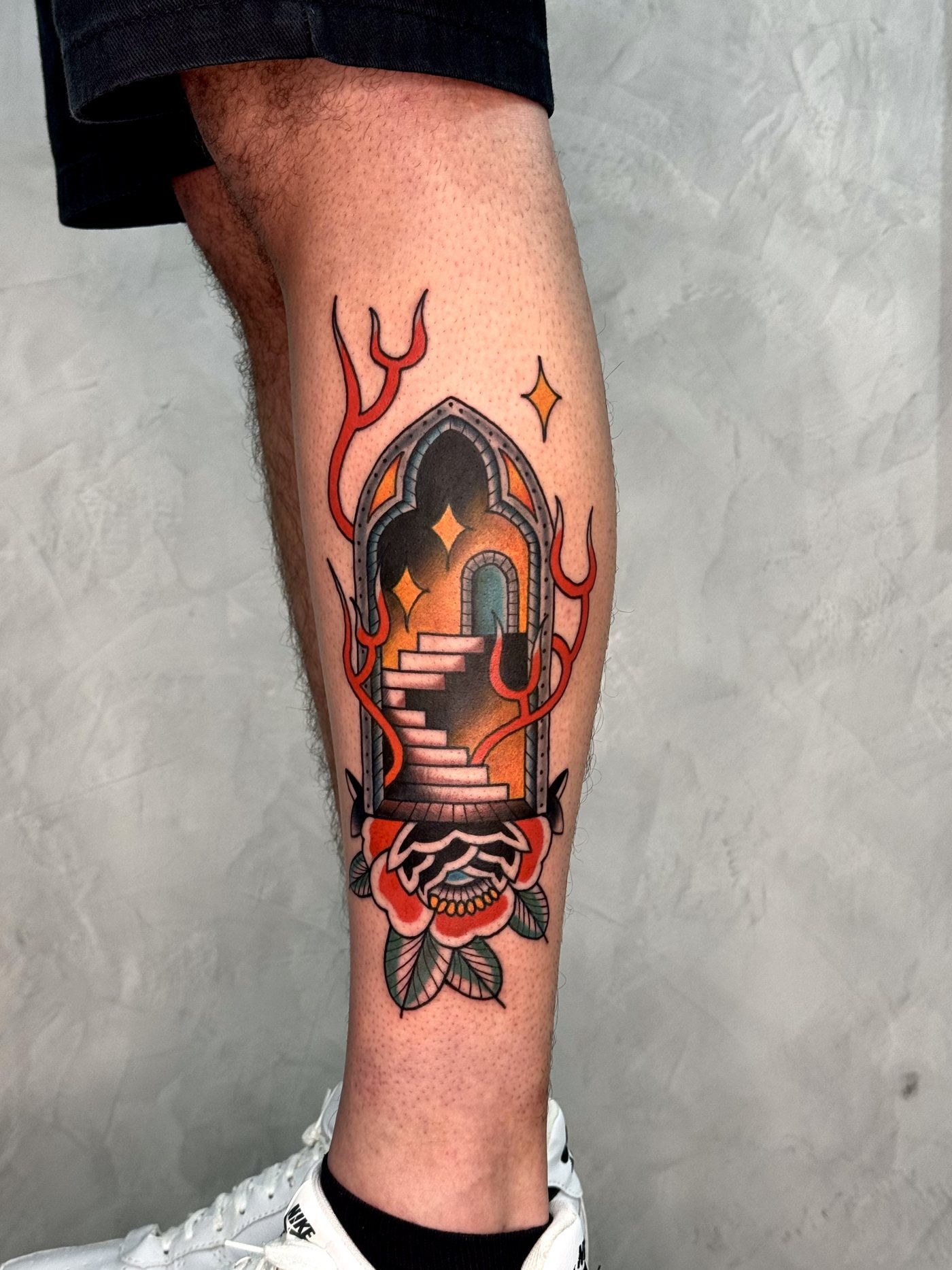 Tatuagem old school colorida na perna, feita pelo Castilho